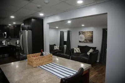 Image de Renovated 3 Bedroom 6 bed unit with onsite parking