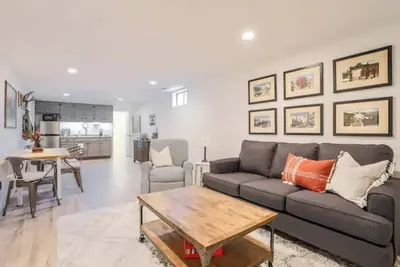 Image de Bright and Cheery, Private Basement Apartment!