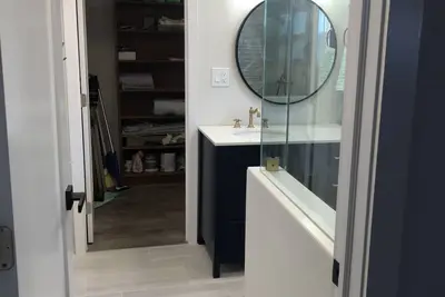 Image de Newly Renovated Home- 4 mins from the beach!