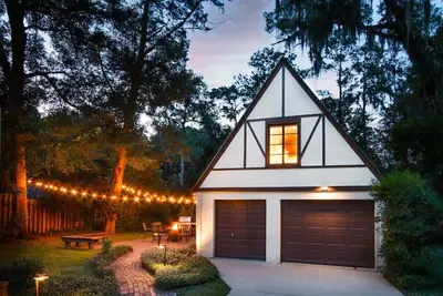 Image de Walk to Uf! Historic King Bed Loft w/ Private Deck