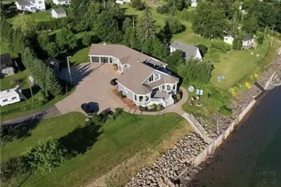 Image de Exquisite waterfront property