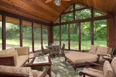 Image de Beautiful estate in the bluffs with breath taking views and a private air strip!