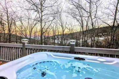 Image de HotTub, Location! YearRound:Ski Entr, Fmily Ctr. On Mountain Renovated 5br 3. 5baev