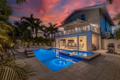 Image de Gorgeous Irb Sunshine Stay Luxury Pool Home Golf Cart-Bikes- 5 Bedroom