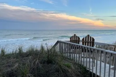 Image de \"SeaShore Retreat\" 5 bed/3 bath home direct Oceanfront on Topsail Island