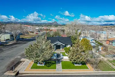 Image de Cc*New Listing*Beautifully Designed for Entertaining*Walk to Downtown!