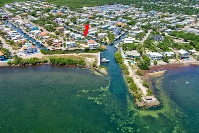 Image de Oceanfront 165ft Dock, Full Sun Heated Pool – Perfect for Boating Enthusiasts!