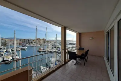 Cap Hermes T2 climatisé, Wifi, de 40m2 avec balcon vue Port 4 Personnes Parking en sous-sol