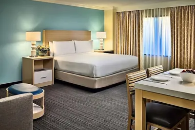 Image de Comfort and Convenience! 3 Amazing units. Enjoy Swimming Pool Access and Parking