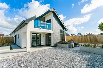 Image de Gwel y Mor - sea views in Rhosneigr - sleeps six guests in three bedrooms