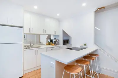 Image de Modern Central Chinatown Home