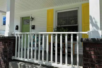 Image de The Yellow-Shuttered House apt B