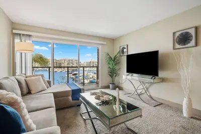Image de Location! Harbor Views! Luxury condo! Chic Pied Ă Terre!