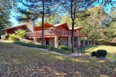 Image de Rock Inn Retreat: E Faye Jones style home. Rock walls in all bathrooms!
