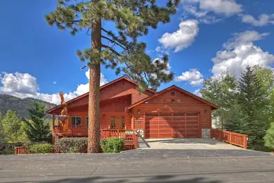 Image de Ski and View Lodge by Destination Big Bear: Luxury! Stunning Views! Minutes from Bear Mountain! Air Conditioning! Pool Table! Pet Friendly! Hot tub!