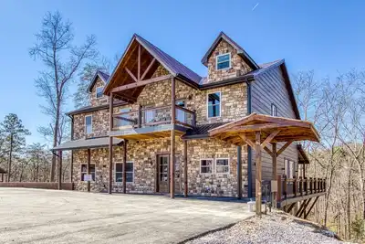 Image de Hibernation Station - 12 Bedrooms with a pool!