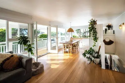 Image de Ocean Views, Recently Renovated Beach House.