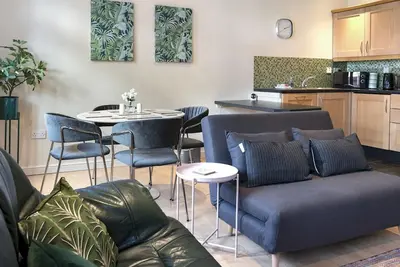 Image de Pass the Keys | Stunning 2br Apt with Balcony Next to Queens Uni