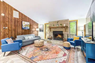 Image de Modern w\/Fire Pit, Deck, Grill & Hot Tub