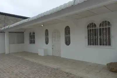 Image de 5 blocks from the beach, family friendly. A\/C, hot tub and more