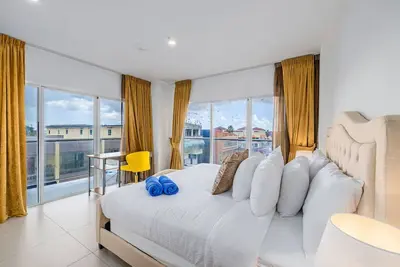 Image de Sunny Aruban Oceanfront Apartment!