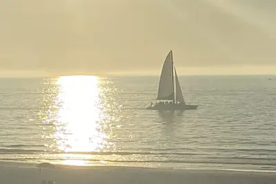 Image de Ocean front luxury on pristine North Clearwater Beach! 30 day minimum.