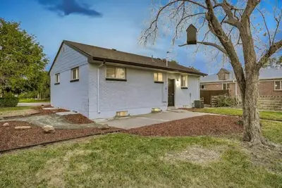 Image de Fully Remodeled With 3 Minute access to Highways!
