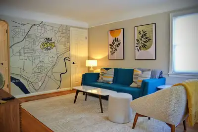 Image de Newly Renovated in Hyde Park—Total Walkability & Elevated Comfort!