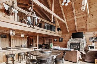 Image de Classy Bear Cabin is a luxury cabin w/ amazing view, Hot Tub & 3 King Beds!