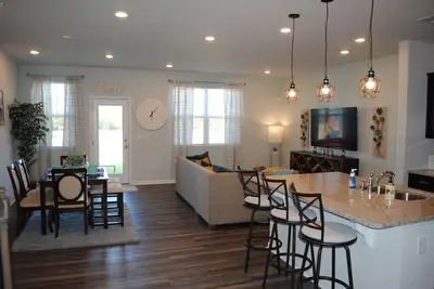 Image de Voluminous Entire Home in Raleigh!