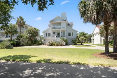 Image de Rooftop Deck w/ 360 views just across from beach access