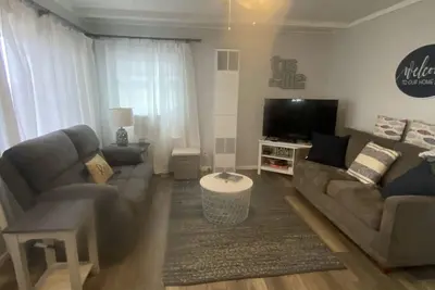 Image de Cute, cozy, updated cottage just steps from gorgeous Houghton Lake