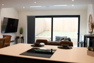 Image de Moderne-Maison-Salle de bain-Vue sur Jardin-Perfect For Contractors