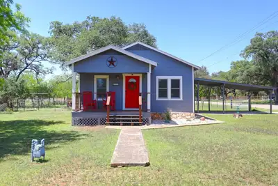 Image de Peaceful Lower Downtown Bandera, Pet Friendly w/ Large Fenced Yard, King Bed!