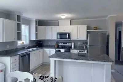 Image de Country Cottage on the Lakeshore--Few Minutes from Beach