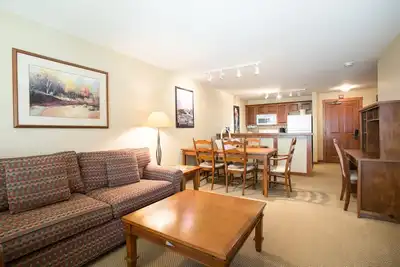 Image de 3406 - One Bedroom + Den Standard Powderhorn Lodge by RedAwning