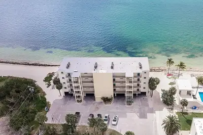Image de Seaside Villa~ Charming Beachfront Condo w/ Pool!