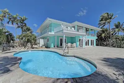 Image de Pier Pressure~ Luxury Waterfront Pool Home, 100' Dock