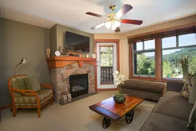 Image de 2203 - One Bedroom + Den Standard Eagle Springs East by RedAwning