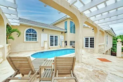 Image de Reel Relaxin` ~ Luxury Waterfront Pool Home
