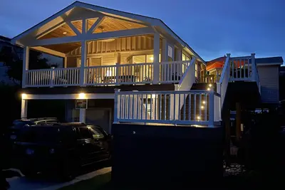 Image de Charming home with outdoor space for relaxation and fun. 5 minute walk to beach.