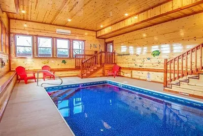 Image de Luxury 6br Cabin Getaway! Indoor Pool + Hot Tub!