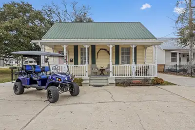 Image de Remodeled Downtown O. S. with Gameroom on Govt Street; Golf Cart Available