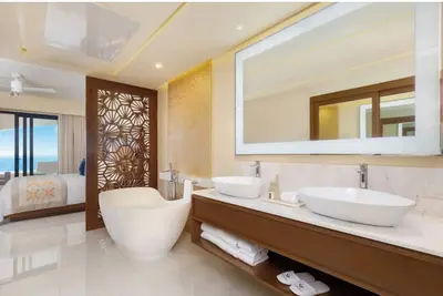 Image de Located on Tequila Cove Beach