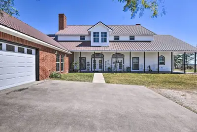 Image de Patio & Covered Porch: Spacious Bellevue Home!