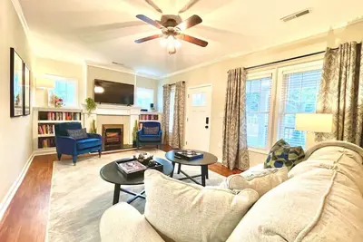 Image de Historic Home in Downtown with 2 King Bedrooms!