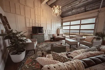 Image de Sleep in a barn while enjoying the luxury accommodations and friendly farm animals on property!