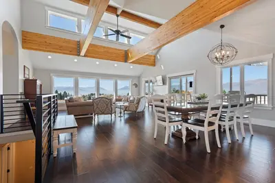 Image de 5 Acre Estate, Stunning Views, Decks, Fire Pit, Hot Tub, Gorgeous!