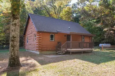 Image de Cozy Log Cabin Nestled in the Pines but just Minutes to Everything!