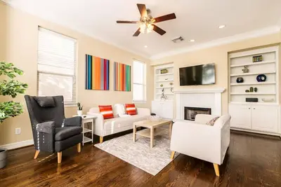 Image de Montrose Townhomes with 7 Bedrooms + 7 Bathrooms